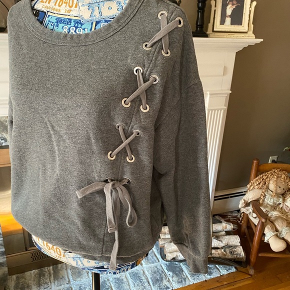 🌺BOGO🌺 Express Sweatshirt (EUC) - Picture 2 of 6